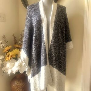🆕Mystree Open Front Color block Poncho.  Size S/M.